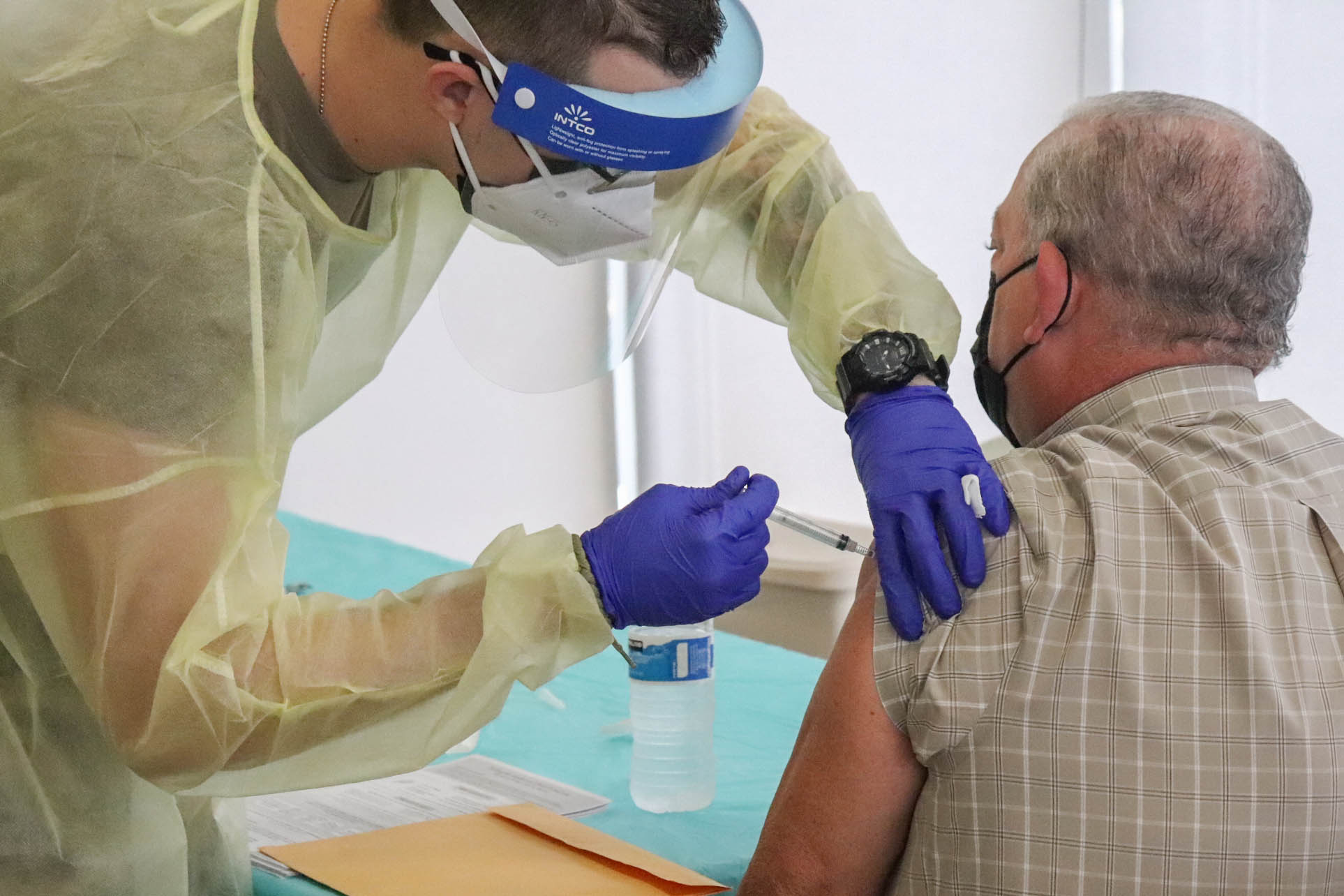 Técnico aplicando dosis de vacuna.