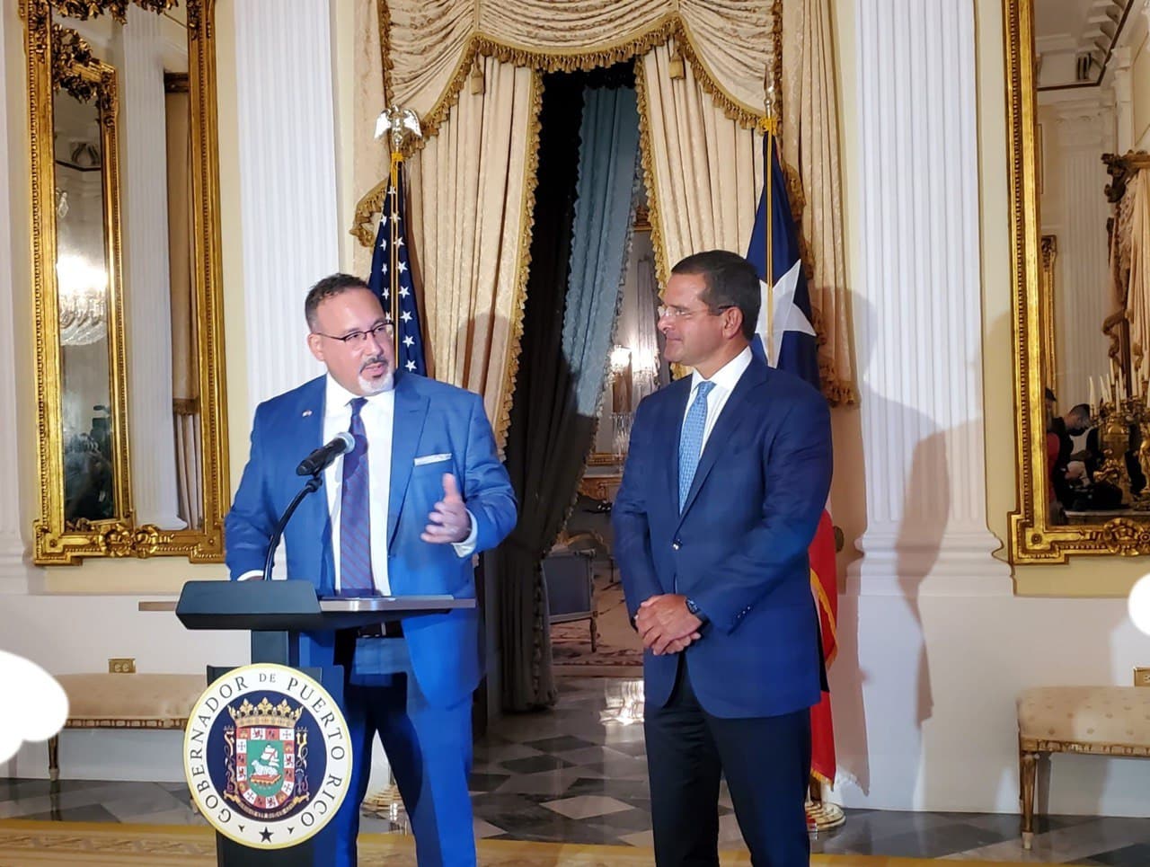 Gobernador Pierluisi junto al Secretario del Departamento de Educación de Estados Unidos, Miguel Cardona 