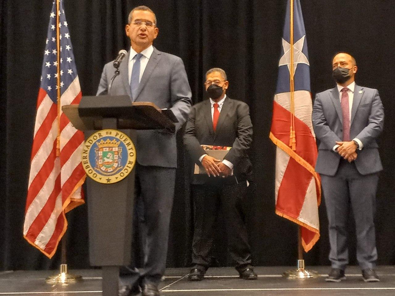 Gobernador anunciando aumento salarial para maestros